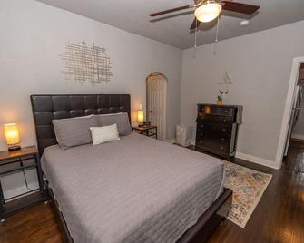 The Charmer, Fiber Internet, Roku Tvs, Washer & Dryer, Near Dt Chickasha And Leg Lamp! - Chickasha - Спальня