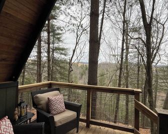 1-bedroom cabin in Sparta perfect for a relaxing getaway - Sparta - Balcony