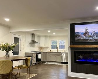 Fully Renovated Home walking distance to downtown Belmont. 10 Min to CLT Airport - Belmont - Kitchen