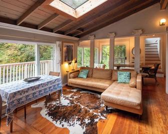 Inspiration Cozy Home on a Year Round Waterfall - Cazadero - Sala de estar
