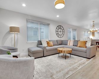 Near Downtown 3 Bedroom Home with King beds+ Parking+Deck - Greenville - Living room