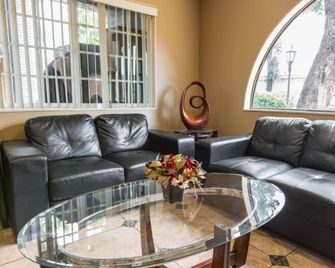 Rodeway Inn Escondido Downtown - Escondido - Wohnzimmer