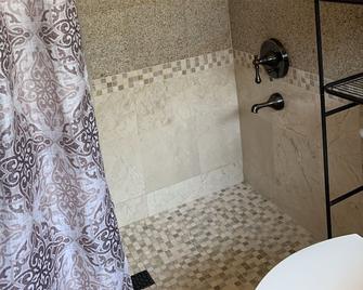 Charming Private Very Romantic Studio. Pool access. - Citrus Heights - Bathroom