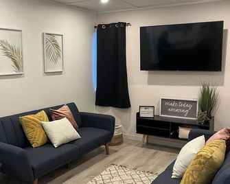 Cottage on the main strip! Large private backyard - Grand Bend - Living room