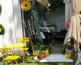 Affordable Luxury Guest Suite w/ Vacation Backyard - Brooklyn - Patio