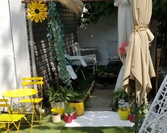 Affordable Luxury Guest Suite w/ Vacation Backyard - بروكلين - شرفة مرصوفة