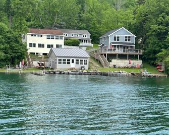 Large 9 BR Family Retreat in this quiet Cove (11 Bedrooms with extra cottage) - Penn Yan