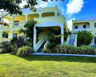Modern Smart Suite w/ free fast WIFI & 5 min beach access - The Valley - Bygning