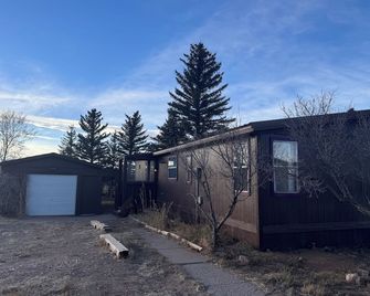 Charming 3-bedroom house with amazing views a few miles south of lovely Laramie - Laramie - Gebäude