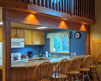 Kimber Cabin in the woods near Priest Lake, Idaho - Priest River - Kitchen