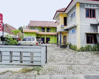 OYO 1i3676 Wisma Al-Fahmi Syariah - Kuningan - Building