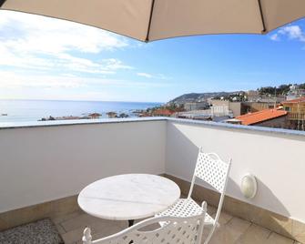 Italianway - Costiglioli 8 - San Remo - Balcó