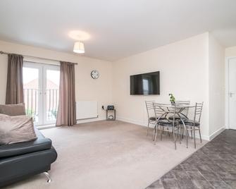 Lovely Two Bed House With Parking - Coseley - Living room