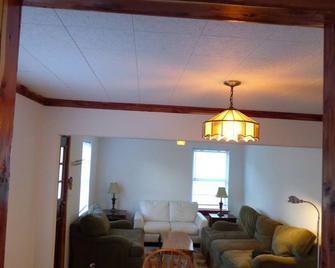 Cedar Haven Rolla - Relax in comfort close to downtown! - Rolla - Living room