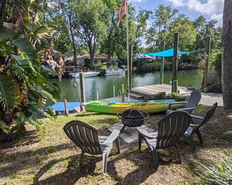 Updated waterfront home, great manatee viewing, dock, 5 minute paddle to river! - Weeki Wachee - Patio