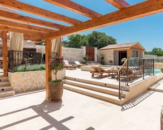 Holiday Home Adora with Pool - Skradin - Патіо