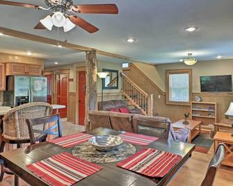 Guntersville Cabin with Fire Pit and Covered Porch - Guntersville - Sala pranzo