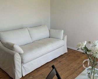 The Garden Suite - Quesnel - Wohnzimmer