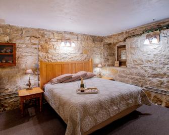 Stone Mill Hotel & Suites - Lanesboro - Bedroom