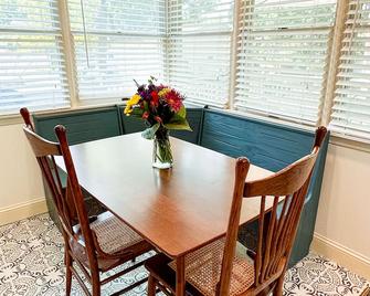 Beautiful historical home-to bring you peace and tranquility during your stay. - Ottawa - Dining room