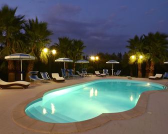 B&B 빌라 비토리아 - 마글리에 - 수영장