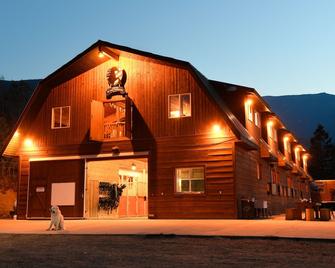 Best Cozy Barn In The Canadian Rocky Mountains With Private Hot Tub + Bon Fires - Invermere - Gebäude
