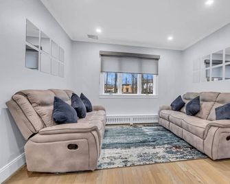 Modern Home w. Large Dining Area | Playset & WiFi - Suffern - Living room