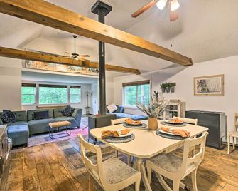 Creekside Morrison Cabin about 9 Mi to Red Rocks Park! - Morrison - Comedor