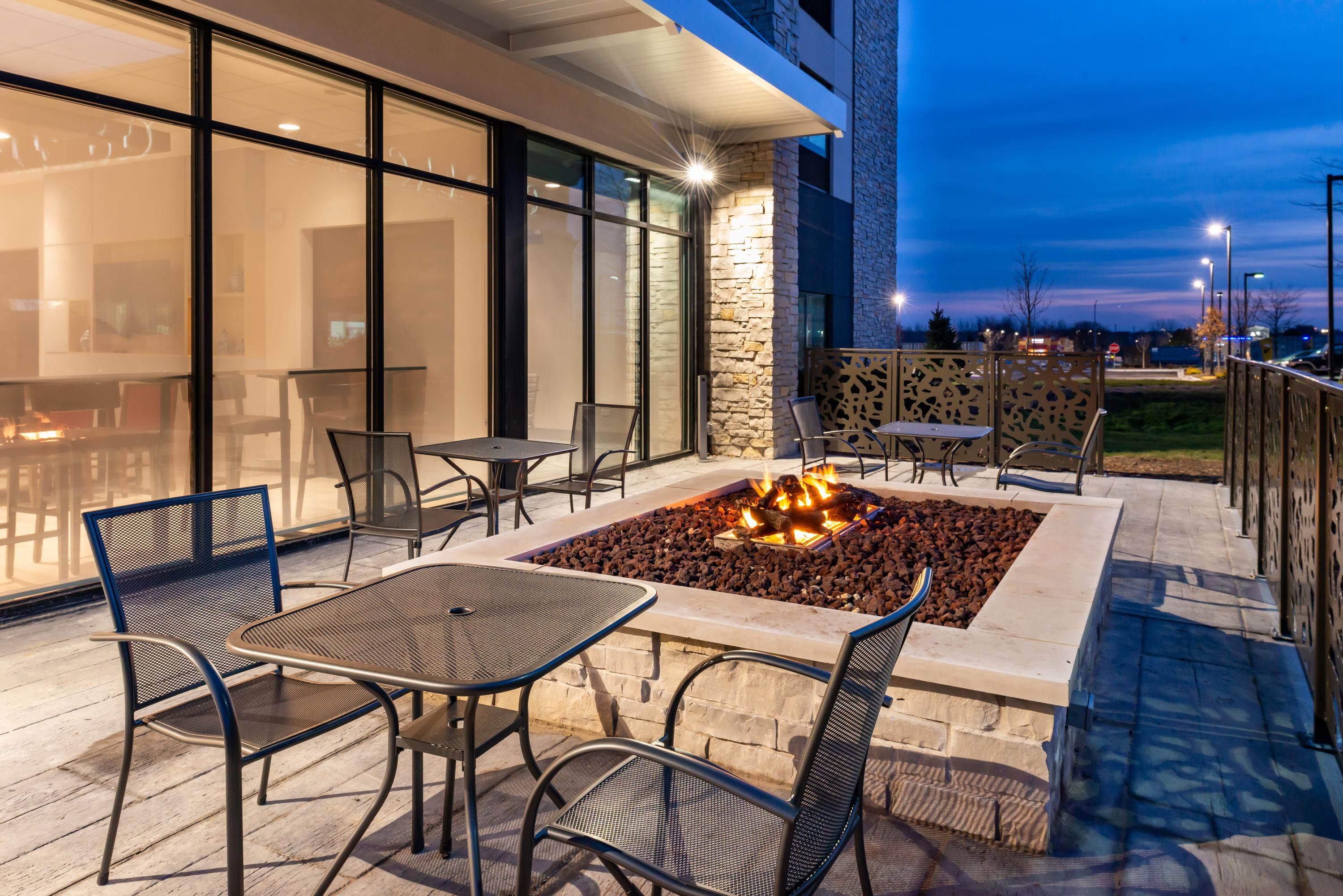 Holiday Inn Express & Suites Romeoville - Joliet North By IHG - Romeoville - Binnenhof