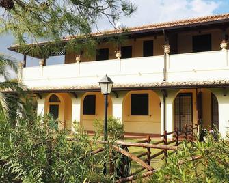 De Grazia Holiday Home Botricello directly on the Sea - Botricello - Edificio