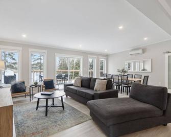 Destination Lake House - Hot tub - Windsor - Living room
