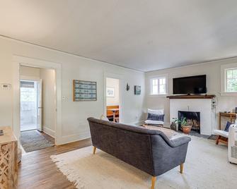 Dog-Friendly 'Columbia Cottage' in Hood River! - Hood River - Living room