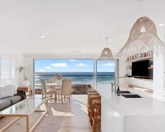 Collaroy Beachfront Escape - New Listing - Collaroy - Living room