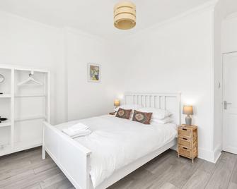 Modern Two Bedroom Apartment with Free Parking! - London - Bedroom
