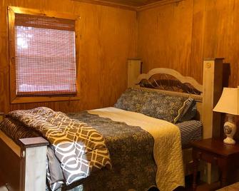 It is a cabin house. Near in the lake where you can hike, walk, or fishing . - Russell Springs - Bedroom