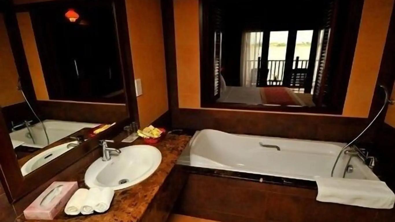 Bukit Merah Laketown Resort