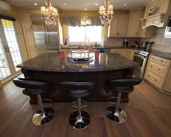 Stunning Views Of Horseshoe Bay Beach. Enjoy The Sounds Of The Lapping Waves! - Southampton - Kitchen