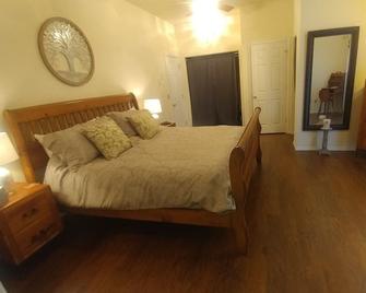Hilltop cottage, beautiful views.10% discount on weekly & 20% on monthly stays. - North Bend - Bedroom