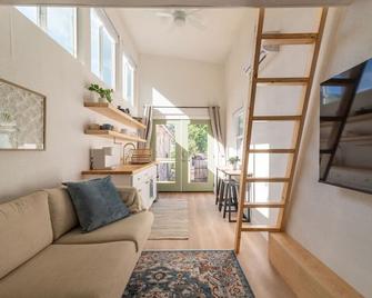 BoHo Tiny Home - Walkable to the Best of East Austin - Austin - Living room