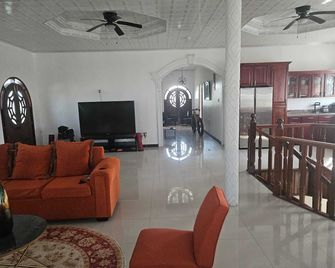 Charming Modern House In Residential Providence Hot-W/Wi-Fi/Ac, Live/Secure Cam - Georgetown - Living room