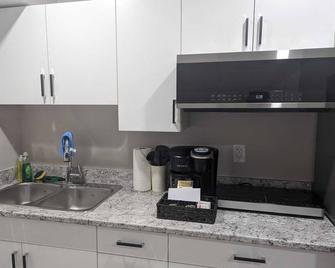 Cozy Basement Suite in Regina - Regina - Kitchen