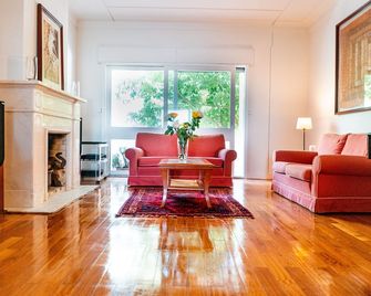 Seaside Elegance and Tranquility: Your Luxurious Porto Getaway - פורטו - סלון