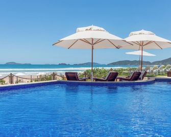 Le Relais La Borie - בוזיוס - בריכה