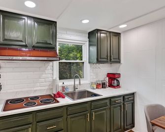 Secluded Couples Retreat Cabin: Hot Tub, Pets Welcome, Beautiful Valley Views - Strasburg - Kitchen