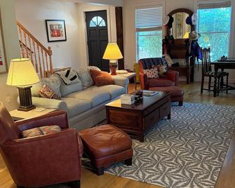 Perfect location in the heart of downtown Lenox - Lenox - Living room