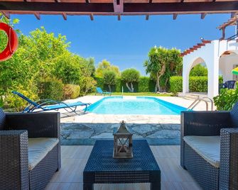Sun Beach Villa Thio Large Private Pool Walk to Beach A C Wifi Car Not Required - 2840 - Polis Chrysochous - Zwembad