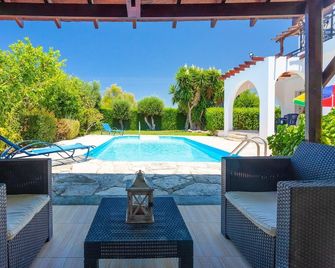 Sun Beach Villa Thio Large Private Pool Walk to Beach A C Wifi Car Not Required - 2840 - Polis Chrysochous - Bazén