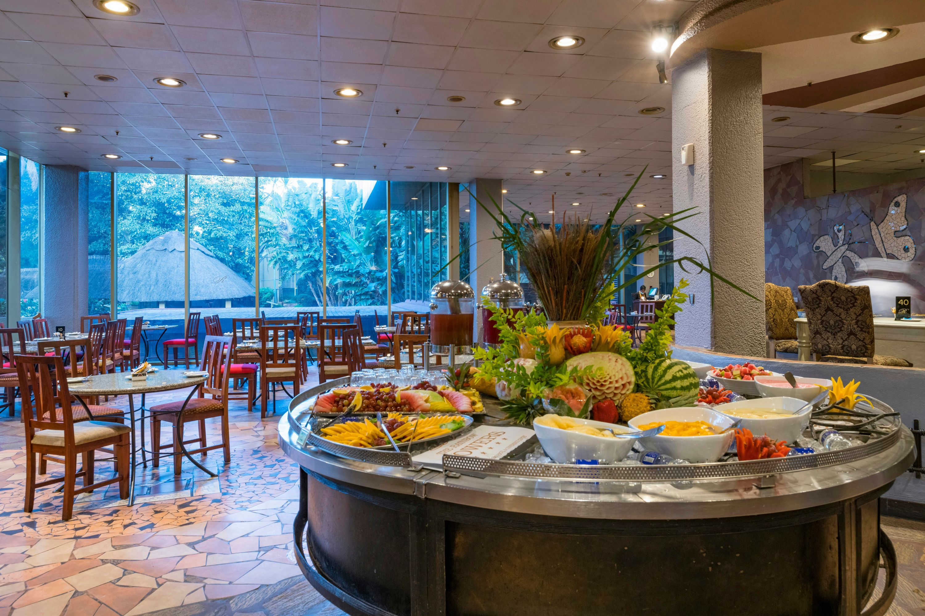 Rainbow Towers Hotel And Conference Centre - הררה - מסעדה