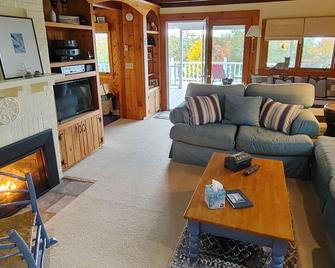 Redbird Cottage. Charming respite w/ large wrap-around porch and ocean views - East Boothbay - Sala de estar