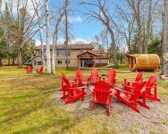 Haliburton Lakefront Escape With Hot Tub, Sauna, Fire Pit & Bbq - Algonquin Highlands - Patio